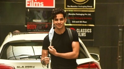 Ishaan Khatter flashes a thumbs up sign as he is spotted at a gym in Bandra. (Varinder Chawla)