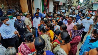 Hawkers attacked the Assistant Commissioner of Thane Municipal Corporation during a drive against illegal hawking in the city (HT PHoto) Hawkers attacked the Assistant Commissioner of Thane Municipal Corporation during a drive against illegal hawking in the city (HT PHoto)