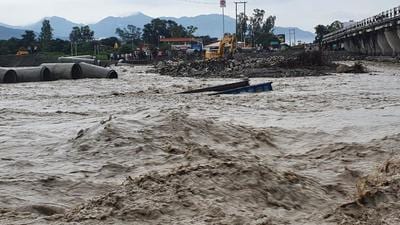 The strong current of the Jakhan river washed away the temporary bridge on Dehradun-Rishikesh route. (HT Photo)