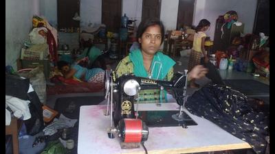 Punam Prajapti using her sewing machine for stitching clothes at a flood relief camp in Gorakhpur. (HT photo) Punam Prajapti using her sewing machine for stitching clothes at a flood relief camp in Gorakhpur. (HT photo)