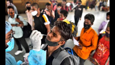 The 64-year-old Kalyan man tested positive for Covid with 100% lung infection on May 1. During the whole treatment, nursing care and hygiene were necessary, said experts (Satish Bate/HT PHOTO) The 64-year-old Kalyan man tested positive for Covid with 100% lung infection on May 1. During the whole treatment, nursing care and hygiene were necessary, said experts (Satish Bate/HT PHOTO)