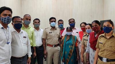 Kurla GRP arrested Jadhav and recovered gold jewellery worth ₹2.02 lakh from her possession. (Sourced Photo) Kurla GRP arrested Jadhav and recovered gold jewellery worth ₹2.02 lakh from her possession. (Sourced Photo)