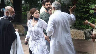 Sambhavna Seth at Sidharth Shukla's funeral. Sambhavna Seth at Sidharth Shukla's funeral. 