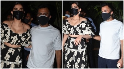 Sonam Kapoor in ₹44k co-ord crop top and skirt enjoys dinner date with Anand Ahuja (HT Photo/Varinder Chawla) Sonam Kapoor in ₹44k co-ord crop top and skirt enjoys dinner date with Anand Ahuja (HT Photo/Varinder Chawla)