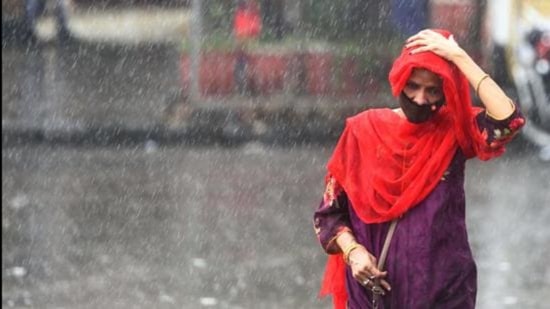 Mumbai, Thane and Sindhudurg districts, meanwhile, have been placed under an orange category storm warning. (Satish Bate/HT PHOTO)