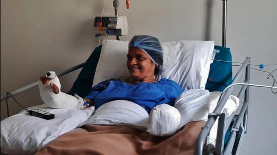 Thane’s asst civic chief Kalpita Pimple, who lost her 2 fingers in an attack by a hawker, was discharged on Tuesday (HT PHOTO)