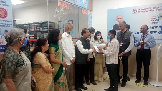 State health minister Rajesh Tope (sixth from left) felicitated beneficiaries during the inauguration of Bhartiya Jan Aushadhi Pariyojana Kendra at Symbiosis University Hospital and Research Centre (SUHRC), on Monday. The minister said ADB fund will be used to set up hospitals, sub-district hospitals and other health infrastructure projects. (HT)