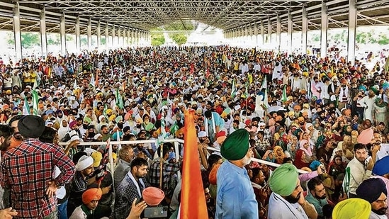 Farmers at the Kisan Mahapanchayat in Karnal on Tuesday.(PTI) Farmers at the Kisan Mahapanchayat in Karnal on Tuesday.(PTI)