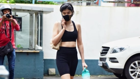 Shanaya Kapoor is busy on her phone as she is papped in Juhu.(Varinder Chawla)