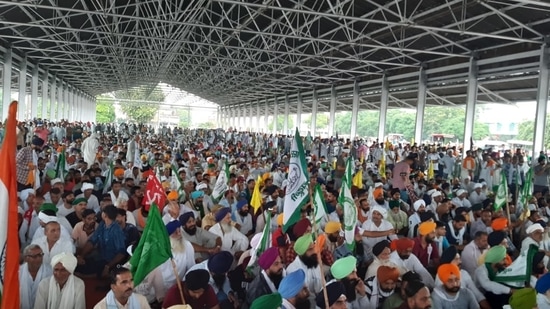 A large number of protesting farmers have reached the Anaj Mandi in Karnal. (HT Photo)