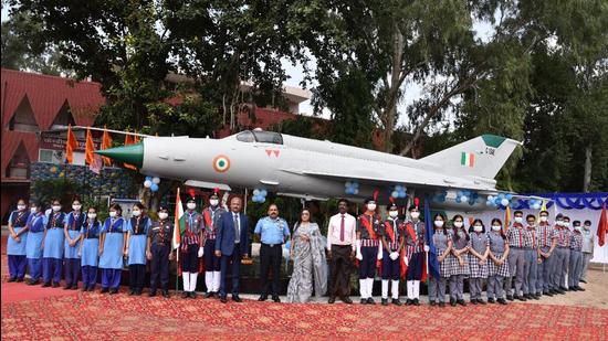 Indian Air Force Air Chief Marshal RKS Bhadauria (centre) during his visit to Kendriya Vidyalaya in Chandigarh’s Sector 47. (HT Photo)