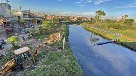 Mayor Sandhu said that directions had been issued to superintending engineer Parveen Singla to expedite the project of covering the nullah and resolve the issues regarding the overflowing sewer lines in Ludhiana. (Representative Image/HT File)