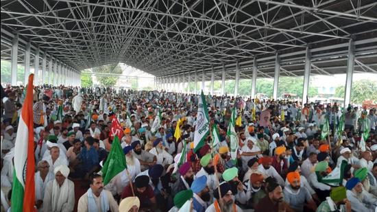 The kisan mahapanchayat of the Samyukt Kisan Morcha (SKM) at Karnal’s grain market Tuesday. (HT Photo) The kisan mahapanchayat of the Samyukt Kisan Morcha (SKM) at Karnal’s grain market Tuesday. (HT Photo)