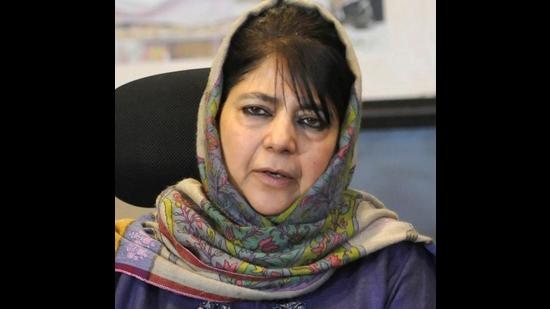 Jammu and Kashmir Peoples Democratic Party (PDP) chief Mehbooba Mufti had, on Monday, lashed out at the government for not allowing separatist leader Syed Ali Shah Geelani’s family to conduct his last rites. (HT PHOTO)