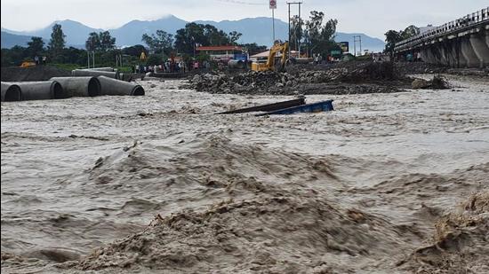 The strong current of the Jakhan river washed away the temporary bridge on Dehradun-Rishikesh route. (HT Photo)