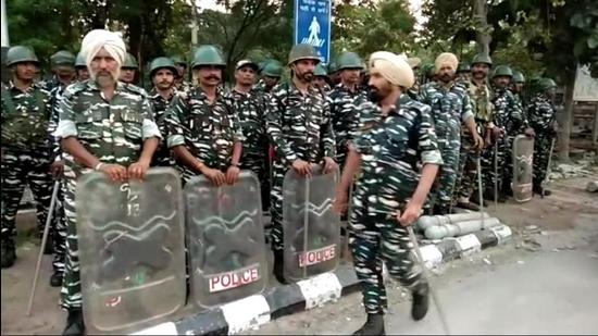 Paramilitary jawans gathered in Karnal over the past 24 hours, and the administration deployed officials of different departments to monitor the barricading of Karnal grain market where the farmers are scheduled to hold a meeting at 10am. (HT Photo) Paramilitary jawans gathered in Karnal over the past 24 hours, and the administration deployed officials of different departments to monitor the barricading of Karnal grain market where the farmers are scheduled to hold a meeting at 10am. (HT Photo)