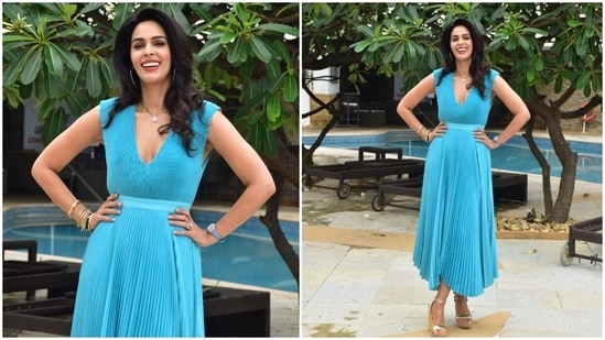 Mallika accompanied Esha for the event in a light blue pleated midi dress. The fit-and-flare ensemble featured a plunging neckline, tulle pleats, asymmetric hemline, and fabric belt on the waist to cinch it together.(HT Photo/Varinder Chawla)