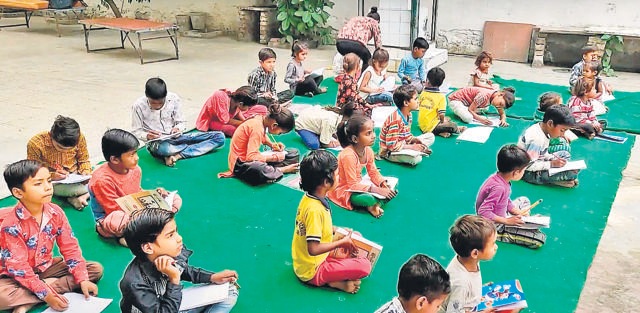 Students learning in a complex near Red Fort. Students learning in a complex near Red Fort.