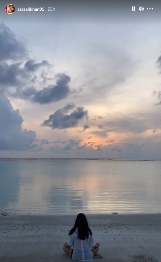 Sara Ali Khan performs Yoga's Prayanam during sunrise at Maldives beach (Instagram/saraalikhan95)