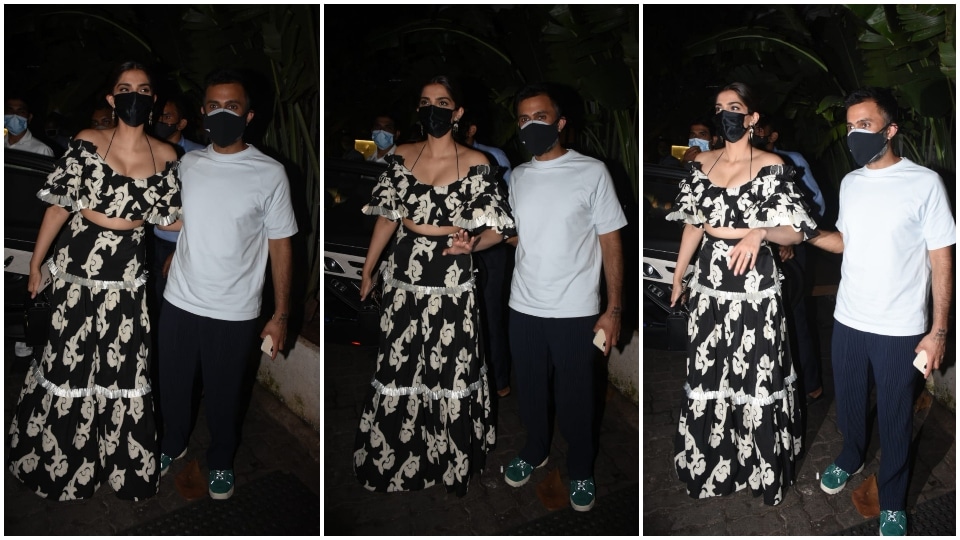 Sonam Kapoor on a date with Anand Ahuja.(HT Photo/Varinder Chawla) Sonam Kapoor on a date with Anand Ahuja.(HT Photo/Varinder Chawla)