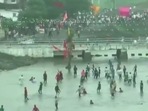 People taking part in the annual stone pelting ritual Gotmar in Madhya Pradesh.(ANI Photo) People taking part in the annual stone pelting ritual Gotmar in Madhya Pradesh.(ANI Photo)