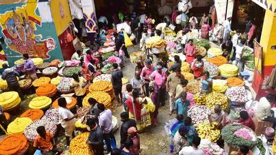 People purchase flowers for celebrating Gauri Habba a day before the Ganesha Chaturthi festival at the city market in Bengaluru on Wednesday. (Shashidhar Byrappa/HT )