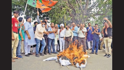 BJP members protesting against LIT chairman Raman Balasubramaniam and cabinet minister Bharat Bhushan Ashu at the auctioned site near Dugri Canal Bridge in Ludhiana on Wednesday. (Gurpreet Singh/HT) BJP members protesting against LIT chairman Raman Balasubramaniam and cabinet minister Bharat Bhushan Ashu at the auctioned site near Dugri Canal Bridge in Ludhiana on Wednesday. (Gurpreet Singh/HT)