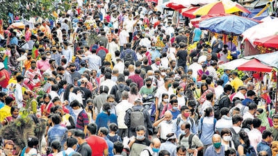 Social distancing norms go for a toss as a sea of shoppers converge at Dadar market in Mumbai on Wednesday. (HT PHOTO) Social distancing norms go for a toss as a sea of shoppers converge at Dadar market in Mumbai on Wednesday. (HT PHOTO)