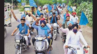 Contractual employees of Punjab Roadways and PRTC protesting against the state governmenton Danna Mandi Road in Ludhiana on Wednesday. (Harsimar Pal Singh/HT)