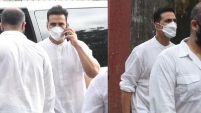 Akshay Kumar attends Aanand L Rai's mother's funeral. (Varinder Chawla) Akshay Kumar attends Aanand L Rai's mother's funeral. (Varinder Chawla)