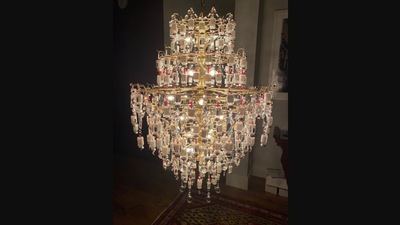 The image shows a chandelier made using empty covid vaccin vials. (Facebook/@bouldercountypublichealth)