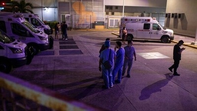 Health workers check on their mobile phones as they stand outside Veracruz General Hospital after a strong earthquake, in Veracruz, Mexico, Tuesday, Sept. 7, 2021. The quake struck southern Mexico near the resort of Acapulco, causing buildings to rock and sway in Mexico City nearly 200 miles away. (AP Photo/Felix Marquez) Health workers check on their mobile phones as they stand outside Veracruz General Hospital after a strong earthquake, in Veracruz, Mexico, Tuesday, Sept. 7, 2021. The quake struck southern Mexico near the resort of Acapulco, causing buildings to rock and sway in Mexico City nearly 200 miles away. (AP Photo/Felix Marquez)