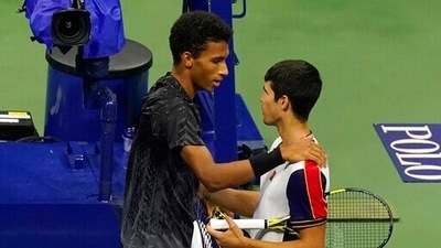 Felix Auger-Aliassime, of Canada, left, talks to Carlos Alcaraz, of Spain, after a quarterfinals match at the US Open (AP)