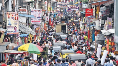 Huge crowds throng Bohri Aali in Budhwar peth on Tuesday, all shopping ahead of the Ganesh festival due to begin on September 10. (HT) Huge crowds throng Bohri Aali in Budhwar peth on Tuesday, all shopping ahead of the Ganesh festival due to begin on September 10. (HT)