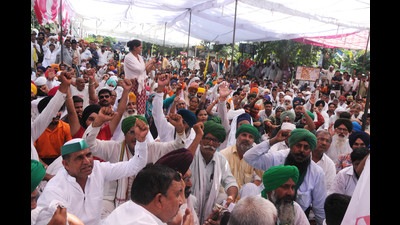 Farmers raising slogans during a sit-in outside the mini-secretariat in Karnal on Wednesday. (Manoj Dhaka/HT)