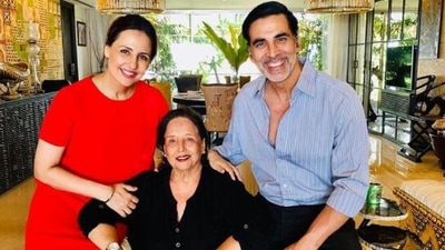 Akshay Kumar with his late mother Aruna Bhatia.