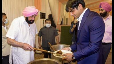 Punjab CM Captain Amarinder Singh serves mouth-watering delicacies to Olympian and gold medal winner Neeraj Chopra at a special dinner hosted by him at his farmhouse in Mohali on Wednesday. (PTI) Punjab CM Captain Amarinder Singh serves mouth-watering delicacies to Olympian and gold medal winner Neeraj Chopra at a special dinner hosted by him at his farmhouse in Mohali on Wednesday. (PTI)