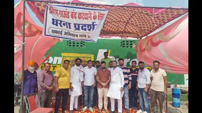 Residents at a protest demonstration against garbage collection in Jandali of Ambala. (HT PHOTO) Residents at a protest demonstration against garbage collection in Jandali of Ambala. (HT PHOTO)