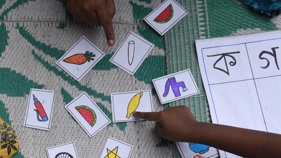 Children a special class under Nabadisha project, a joint initiative by Kolkata Police and Vikramshila Education Research Society, at Dhakuria in Kolkata, West Bengal, on September 7. In another initiative by Kolkata Police and NGO Vikramshila Education Research Society, special classes are organised to pre-primary & primary students.(Samir Jana / HT Photo)