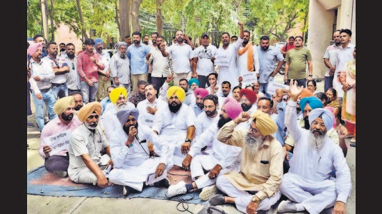 Lok Insaaf Party members protesting outside the office of PSPCL Ludhiana chief engineer on Ferozepur Road in Ludhiana on Wednesday. (HT photo)