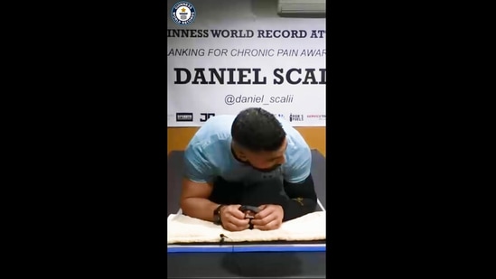 Daniel Scali from Australia created the longest abdominal plank record.(Instagram/@guinnessworldrecords)