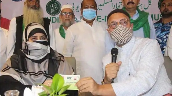 AIMIM chief Asaduddin Owaisi inducting Atiq Ahamad’s wife Shaista Parveen into the party. (HT File photo)