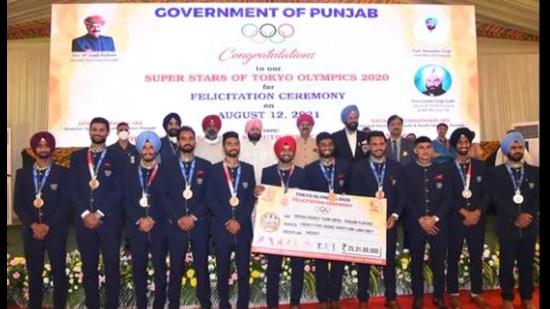 Punjab chief minister Capt Amarinder Singh with Olympic medallists from the state at a felicitation function in Chandigarh after their return from Tokyo. (HT file photo)