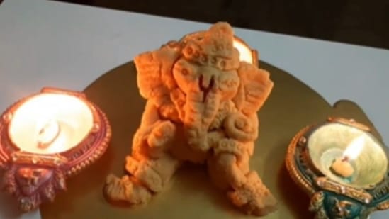 Mawa, a popular ingredient to make sweets in India is used in this Ganesha idol.(Instagram/thespiceclinic)