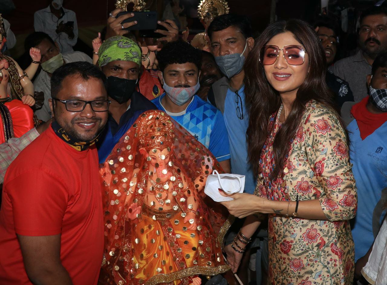 Shilpa Shetty brings home an idol of Lord Ganesha.&nbsp;(Varinder Chawla)