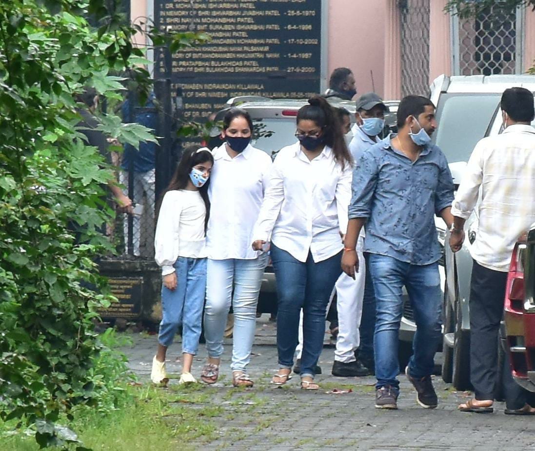 Akshay Kumar's daughter Nitara at her grandmother's funeral.(Varinder Chawla)