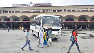 No bus service meant that commuters were harried. The roadways staff strike has not been satisfactorily resolved. (Sameer Sehgal/HT) No bus service meant that commuters were harried. The roadways staff strike has not been satisfactorily resolved. (Sameer Sehgal/HT)