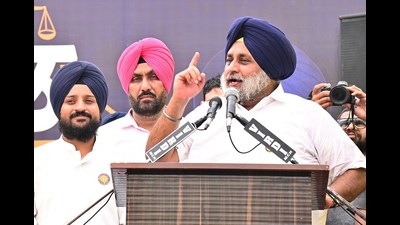 Senior SAD leaders Balwinder Singh Bhunder, Prem Singh Chandumajra, Mahesh Inder Singh Grewal and Daljit Singh Cheema wil hold discussions with the farmer union leaders. (HT Photo)