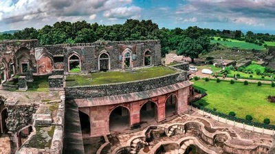 Mandu, Madhya Pradesh: If you are ooking for a romantic monsoon experience then this is the place to be with your significant other. Don't forget to visit the Jahaz Mahal which is situated between two artificial lakes. (Instagram/@mpheartofindia)