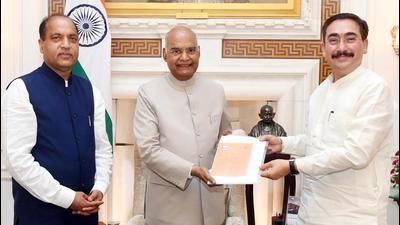 Himachal Pradesh chief minister Jai Ram Thakur and legislative assembly speaker Vipin Singh Parmar meet President Ram Nath Kovind to invite him to address at the HP Legislative Assembly, in New Delhi on Thursday. (ANI)